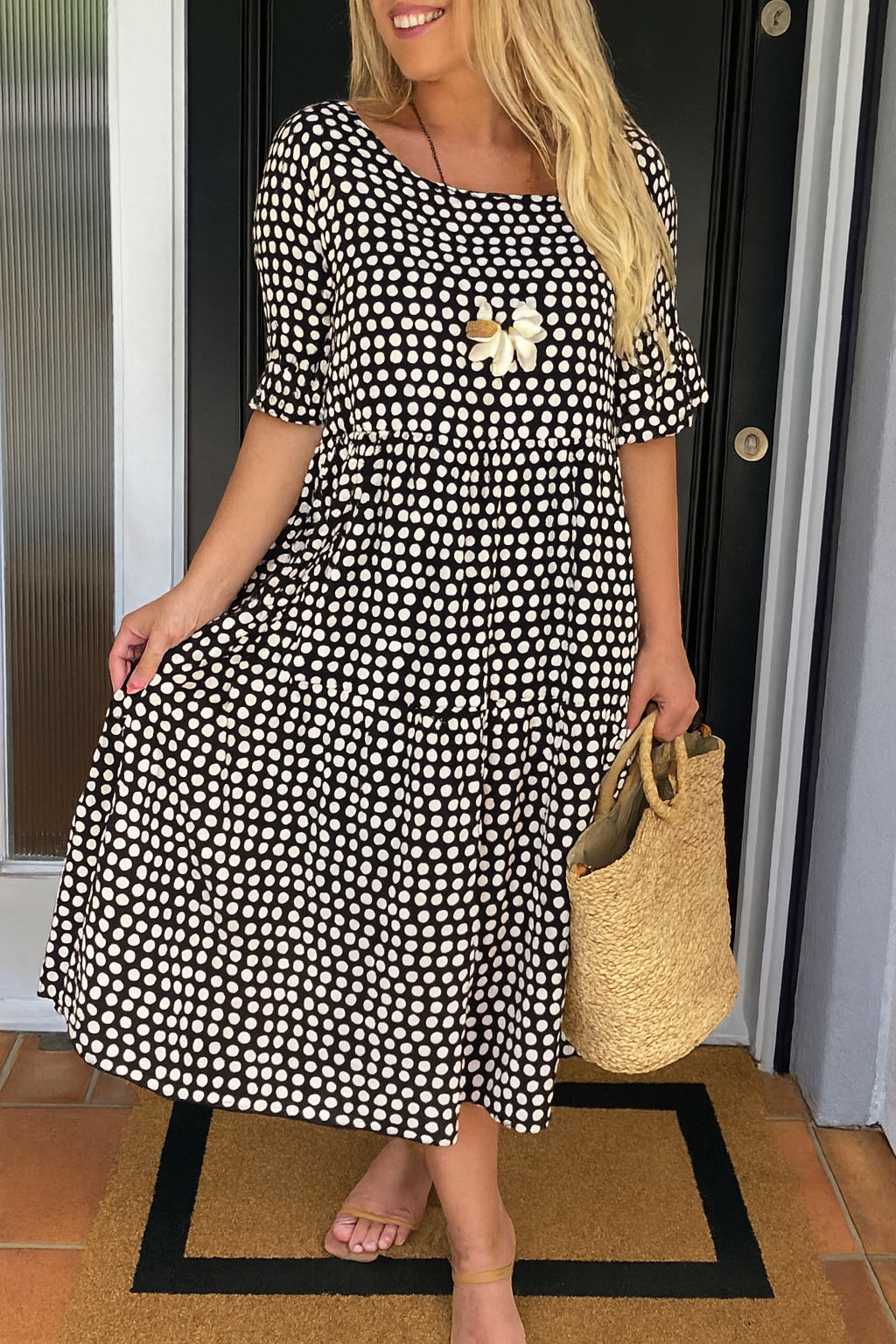Damenkleid mit kurzen Ärmeln und lockerem Schnitt | Midi