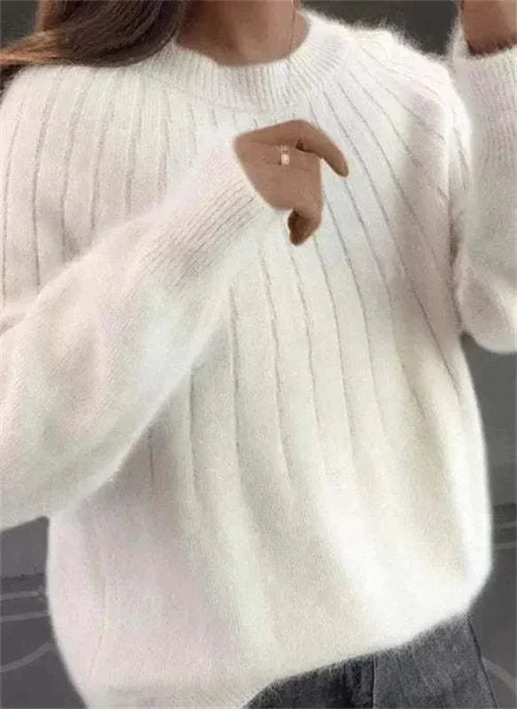 Women's fashionable sweater | With a round neckline